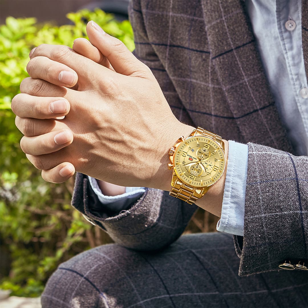Homem na moda usando relógio luxuoso Homem na moda usando relógio luxuoso