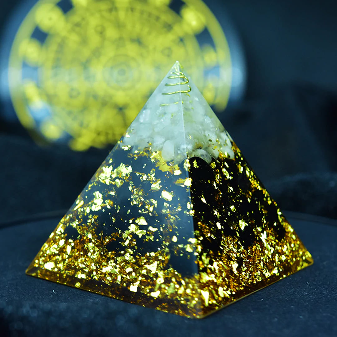 pirâmide em obsidiana negra pirâmide em obsidiana negra