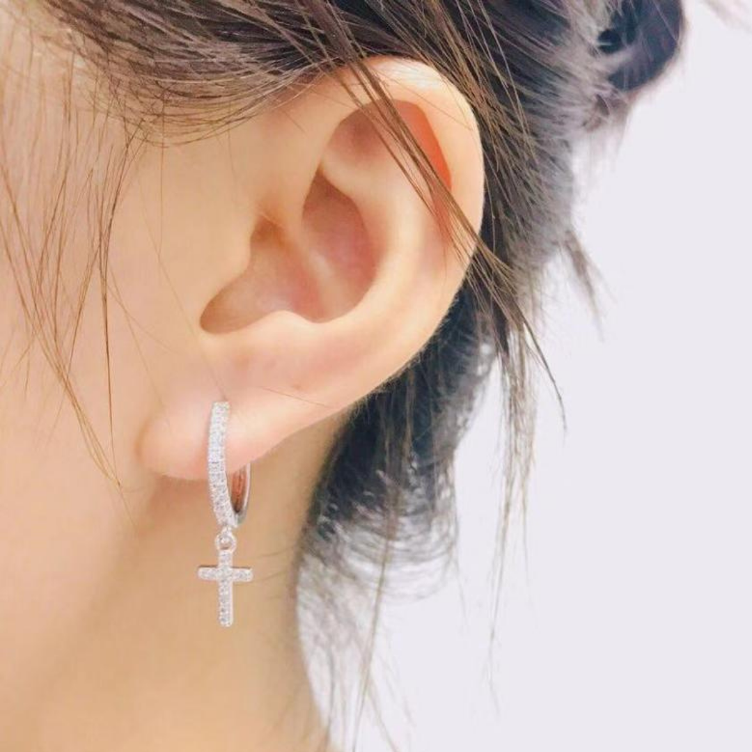 Brinco Banhado a Ouro - Diamond Cross - Brincos - Feminino - Religiosos Femininos - Cruz - Brinco de Argola - Zircônia - SANTO STILO