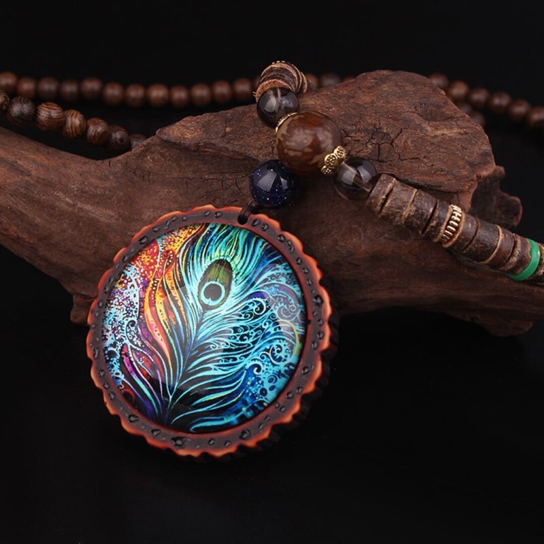 Colar Étnico Luz de Lótus – Sabedoria e Evolução Espiritual; Colar de Madeira; Colar de Pavão; Produto Unissex; SANTO STILO Colar Étnico Luz de Lótus – Sabedoria e Evolução Espiritual; Colar de Madeira; Colar de Pavão; Produto Unissex; SANTO STILO