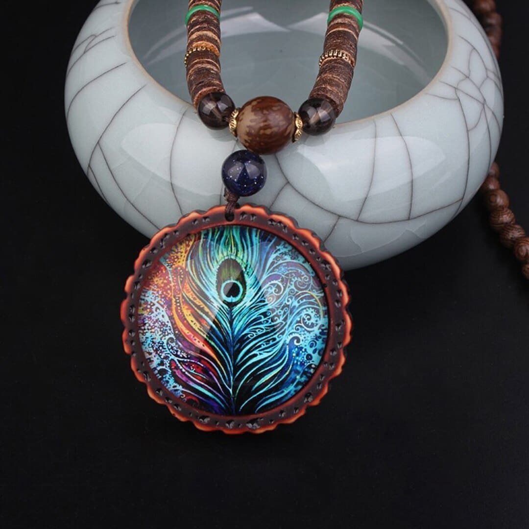 Colar Étnico Luz de Lótus – Sabedoria e Evolução Espiritual; Colar de Madeira; Colar de Pavão; Produto Unissex; SANTO STILO Colar Étnico Luz de Lótus – Sabedoria e Evolução Espiritual; Colar de Madeira; Colar de Pavão; Produto Unissex; SANTO STILO