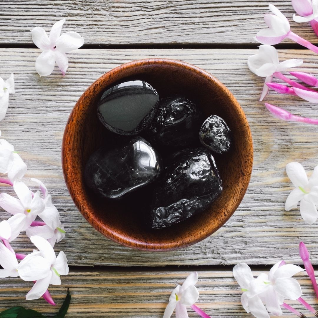 obsidiana negra, cristais, universo, talismã, amuleto, amuleto de proteção, talismã de proteção, energia positiva, energia negativa, boas energias, limpeza espiritual, ascensão, espiritualidade, meditação, meditar, yoga, reiki, chakra, pedras naturais, geometria sagrada, símbolos de sorte, místico, terapia holística, harmonizar, orgonite, conexão com o divino, conexão espiritual