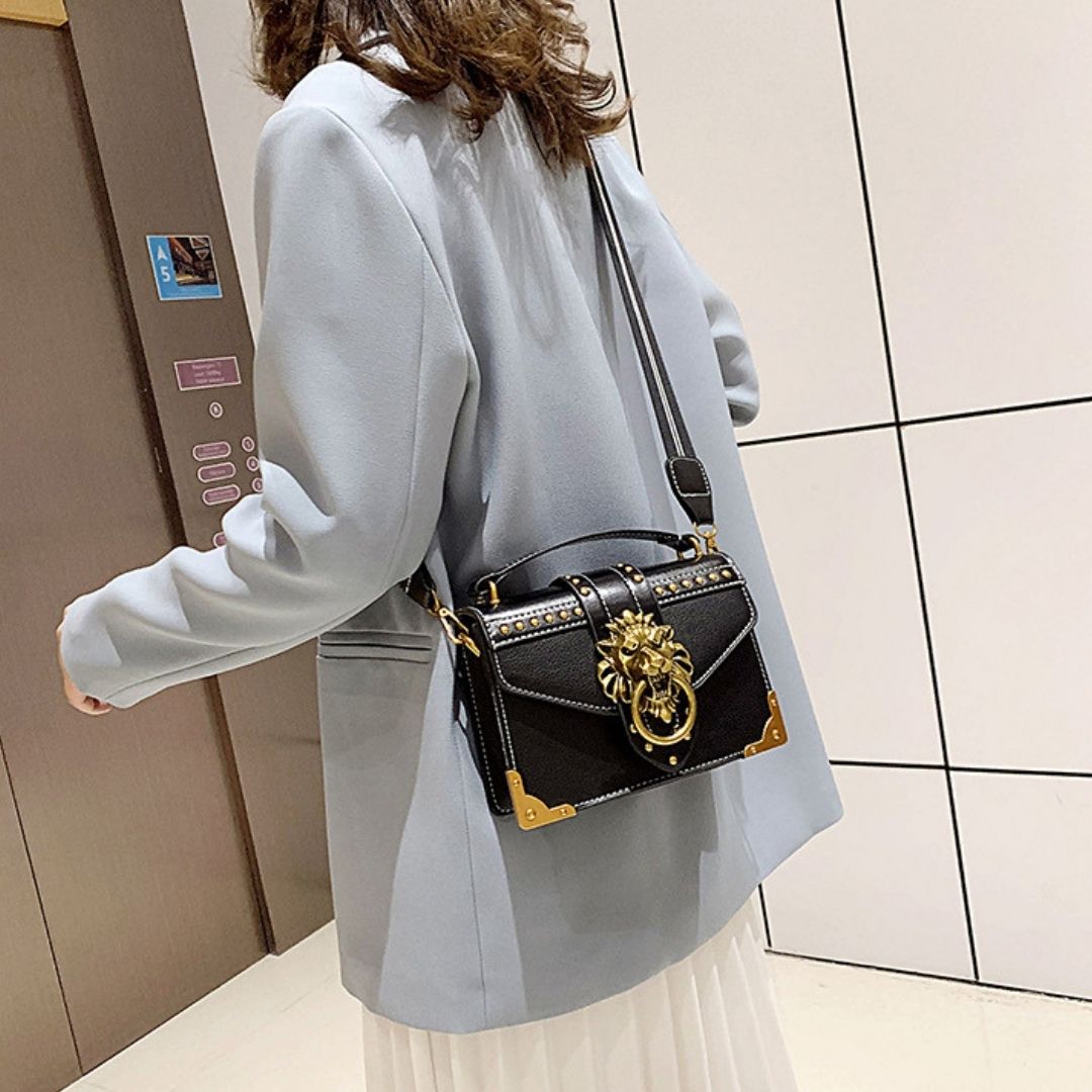 bolsa de couro, leão, dourado, tendência, versace, dolce & gabbana, marcas de luxo, acessório moderno, bolsa moderna, moda, estilo, bolsa estilosa, acessório estiloso, bolsa fashion, acessório fashion, bolsa chique