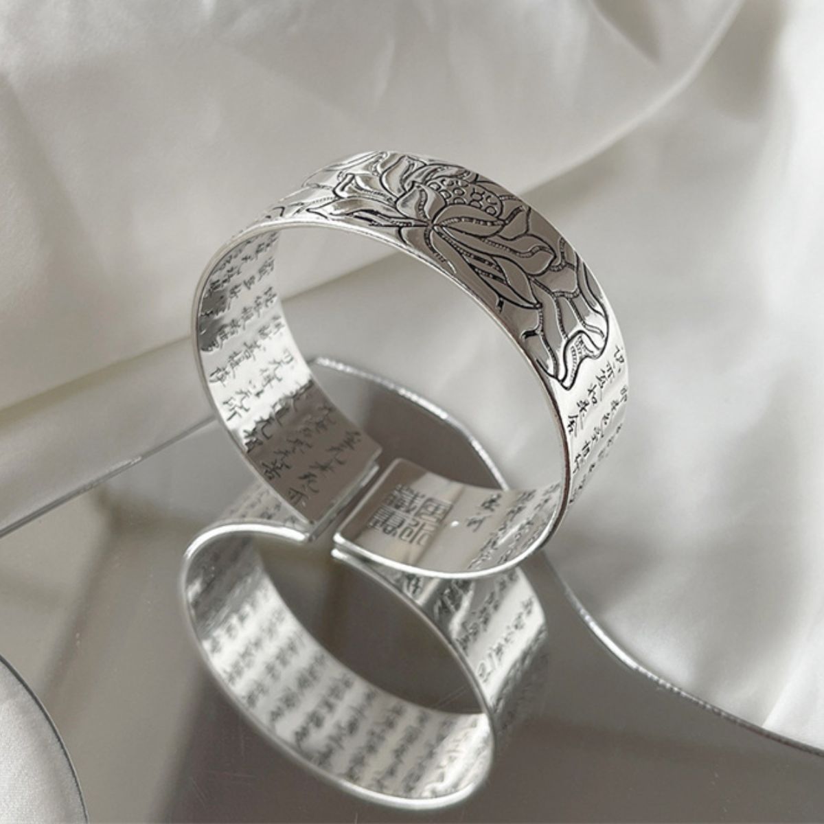 prata 990, prata esterlina, budismo, flor de lótus, sutra, bracelete feminino, bracelete elegante, bracelete, acessório feminino, acessório elegante, acessório clássico, estilo boho, estilo bohemio, aço inoxidável, antialérgico, acessório de qualidade, alta qualidade, acessório de luxo, luxo