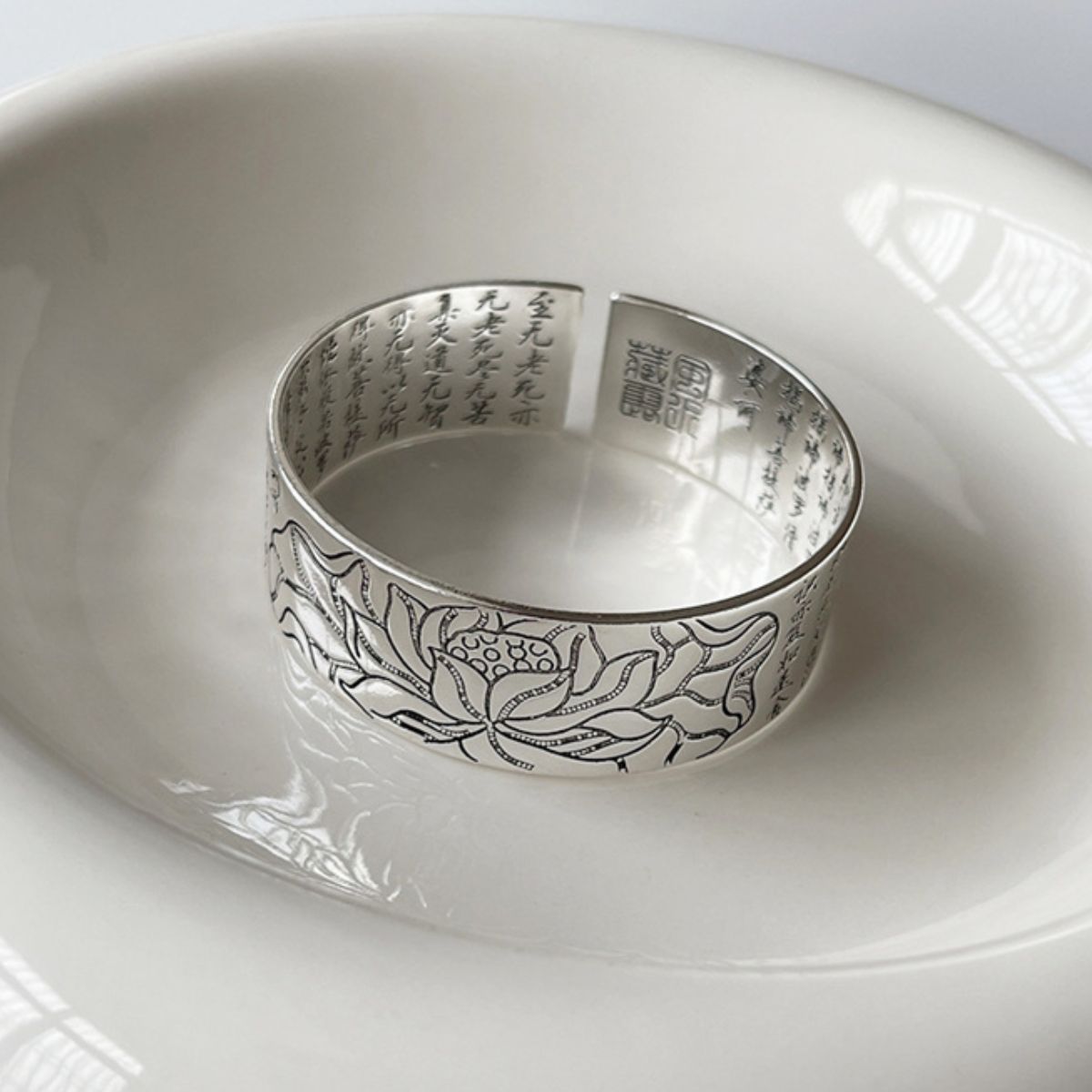 prata 990, prata esterlina, budismo, flor de lótus, sutra, bracelete feminino, bracelete elegante, bracelete, acessório feminino, acessório elegante, acessório clássico, estilo boho, estilo bohemio, aço inoxidável, antialérgico, acessório de qualidade, alta qualidade, acessório de luxo, luxo
